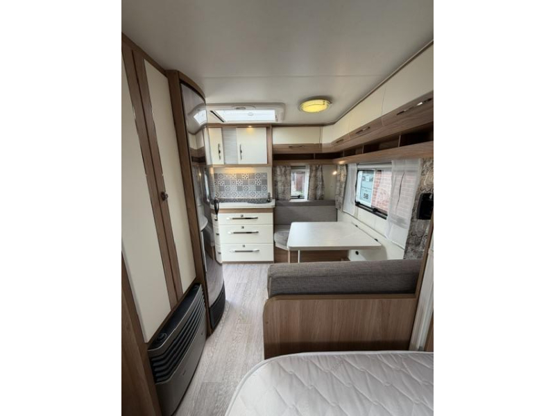 Hobby De Luxe 400 SFE Incl. Mover and Awning photo: 18