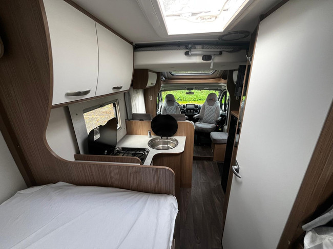 Carado T 338 Teilintegriert | Tempomat | Markise | R&uuml;ckfahrkamera | Dusche | Toilette | 4 Schlafpl&auml;tze | TV mit aut. Sat Foto: 17
