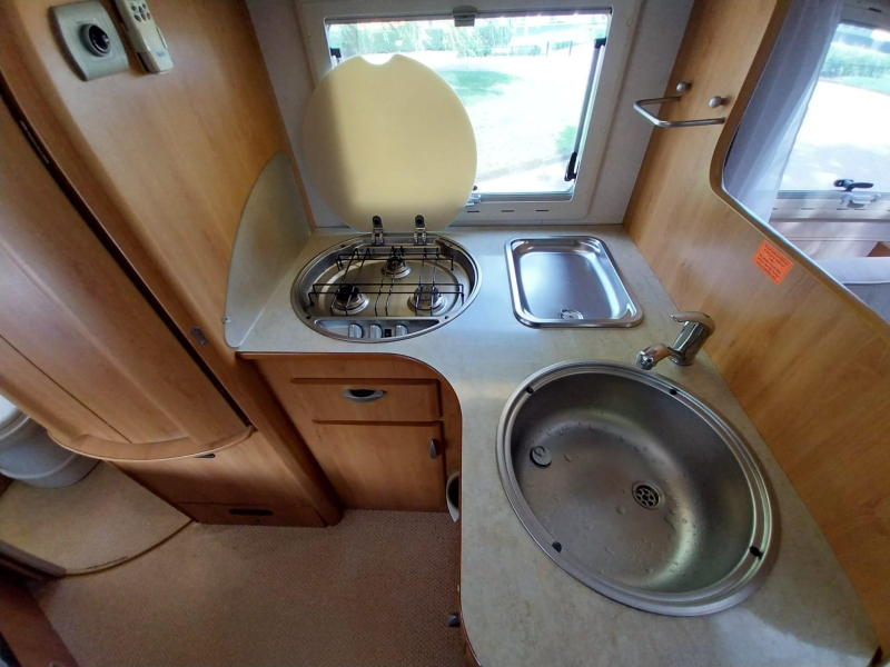 Hymer Eriba met 44497 km en dakairco  foto: 5