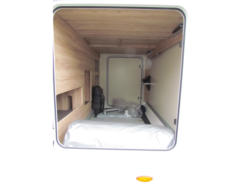 Eura Mobil Profila RS 695 EB Mondial, cama longitudinal y elevable foto: 10