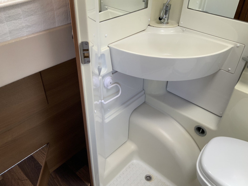 Knaus Van Ti 600 2.3 130 PK Half-integraal, Dwars-bed, Halve- treinzit, Draaistoelen, etc. Bj 2013 Camper centrum on the road Marum foto: 26