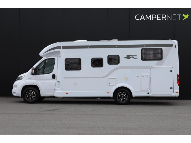Laika caravans s.p.a. KOSMO 509L 160pk Automaat | Lengtebedden | Gescheiden douche | LPG installatie | Zonnepanelen | Bearlock | Luife foto: 2