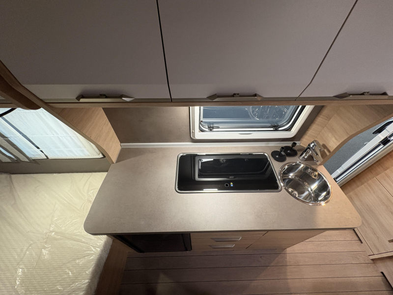 Knaus Sudwind 420 QD lit transversal / d&icirc;nette photo : 9