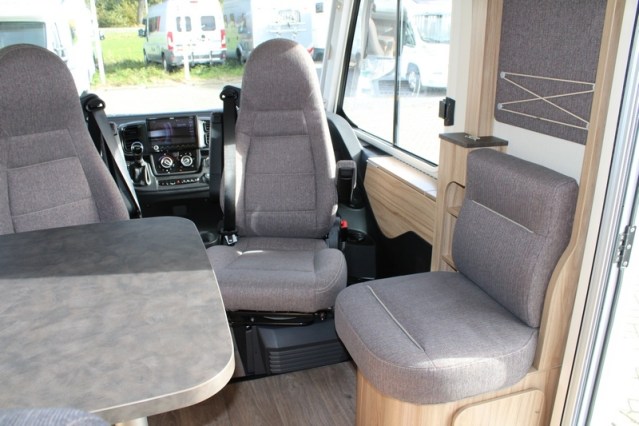 Hymer Exsis I 678 Fiat AUTOMAAT 160 pk enkele bedden Smal en lichtgewicht (54  foto: 26