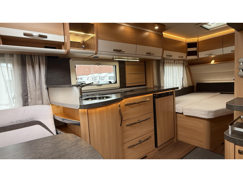 Knaus Sudwind Silver Selection 500 FU frans bed rondzit toilet  foto: 3