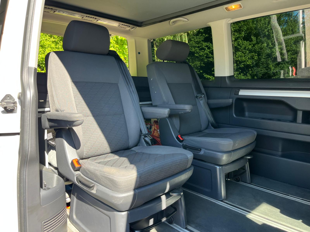 VOLKSWAGEN MULTIVAN STARTLINE photo: 17