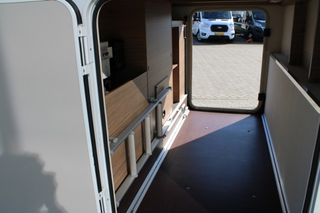Jonge Knaus VanSation 650 Peugeot 2.2 l/ 165 pk met slechts 7.873 km enkele bedden (45  foto: 10