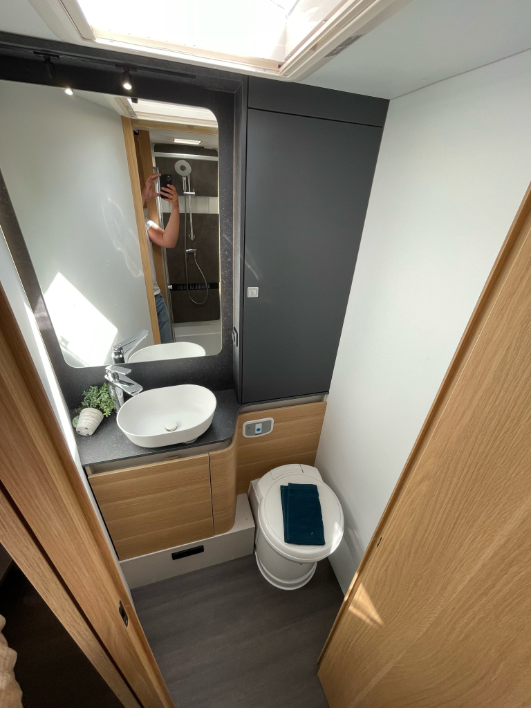 Adria MATRIX PLUS 670 DC QUEENSBED+HEFBED 2025! foto: 8