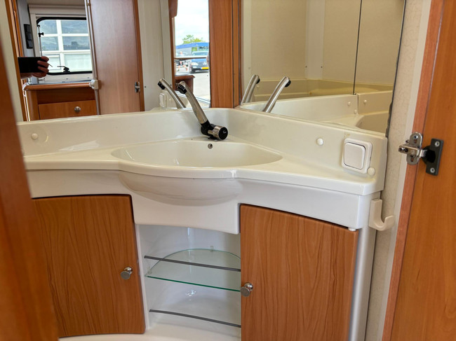 HOME-CAR 526h Racer 470 UE | 2 Enkele bedden | Volautomatische mover | Fietsendrager | Zakluifel | 3-Pits gasfornuis foto: 17