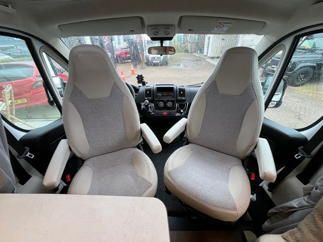 Carado T 448 Enkele Bedden Hefbed XXL garage Cruise Airco foto: 14