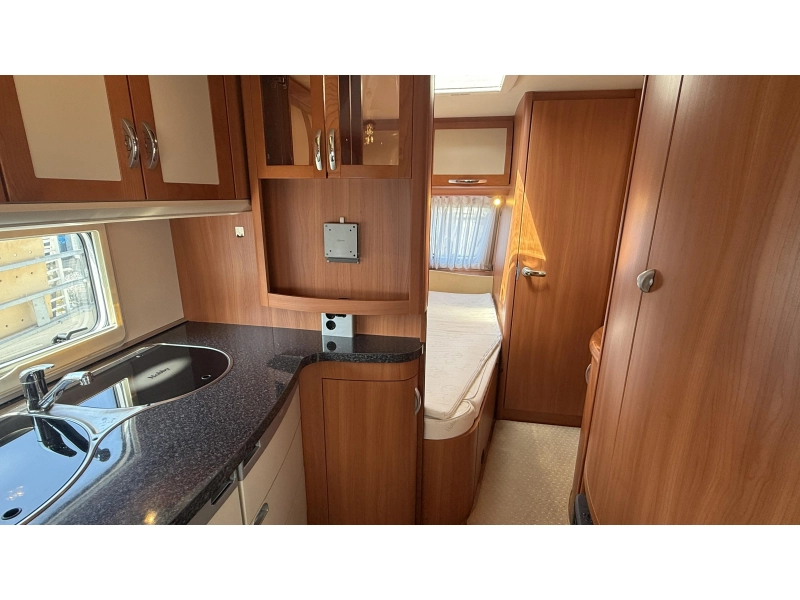 Hobby Prestige 495 UFE frans bed rondzit toilet  foto: 10