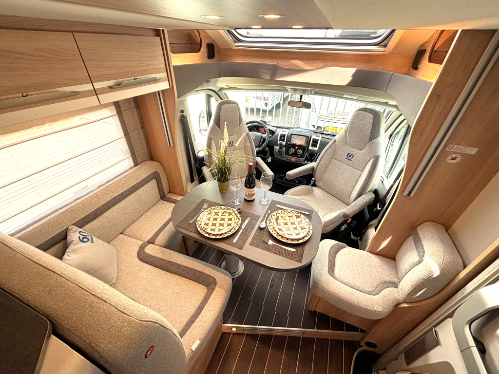 Knaus Sky Wave 60Years 650 MEG AUTOMAAT ENKELE BEDDEN+HEFBED foto: 1