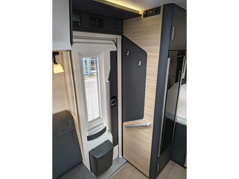 Hobby Optima De Luxe 70 F -Automatique-salle de bain arri&egrave;re photo : 6
