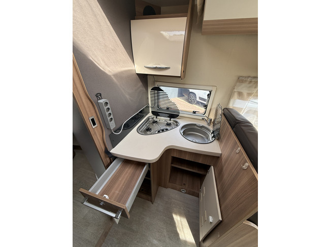 Chausson Flash 718 EB cama queen+cama abatible portabicicletas panel solar antena parab&oacute;lica el&eacute;ctrica TV puerta mosquitera remis plisado foto: 13