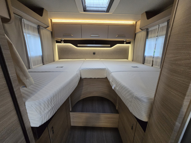 Knaus VAN TI PLUS 650 MEG PLATINUM SELECTION AUTOMATIK 180 PS NUR 16.866 KM !! KLIMAANLAGE LUFTFEDERUNG TV + SATELLIT L&Auml;NGSBETTEN DREHBARE ABNEHMBARE ANH&Auml;NGERKUPPLUNG Foto: 20
