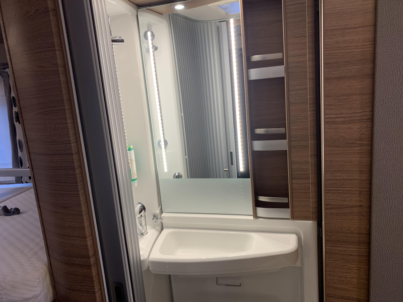 Knaus Van TI 640 MEG 2x airco zon sat V16 CE41  foto: 16