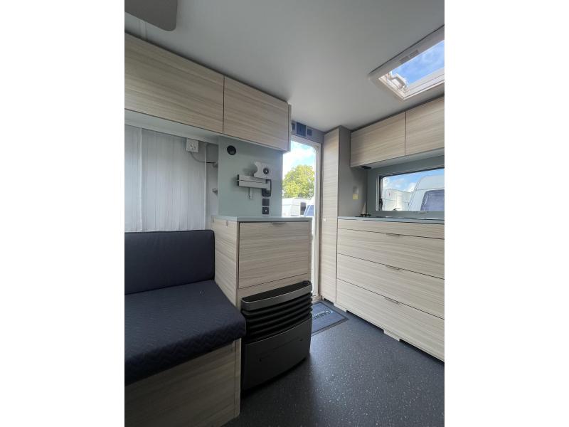 Adria Altea4four 362 LH Licht en compact  foto: 5