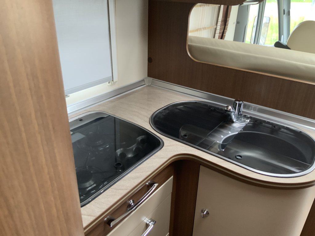 Bürstner Aviano 727 2.3 AUTOMAAT  150  PK integraal ,  Motor-airco  , Queens-bed , gelijkvloers , zij  zitgroep Bj. 2012 Camper centrum on the road foto: 16