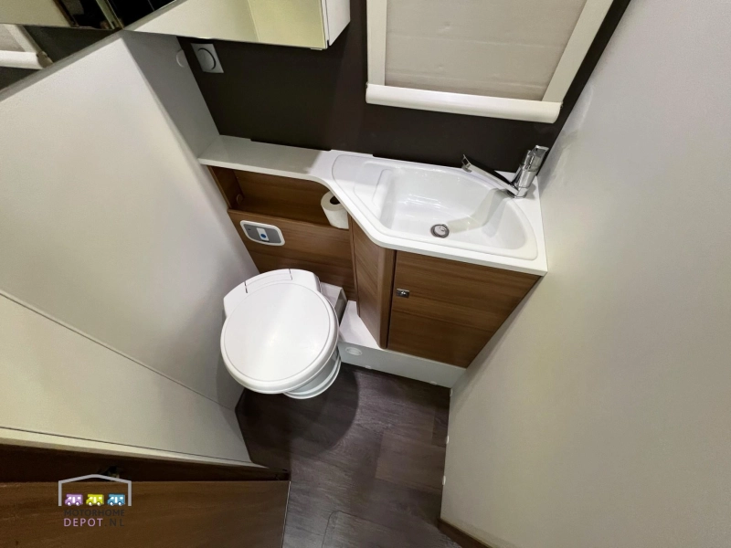 Adria Matrix M 670 SL Cama longitudinal y abatible foto: 11