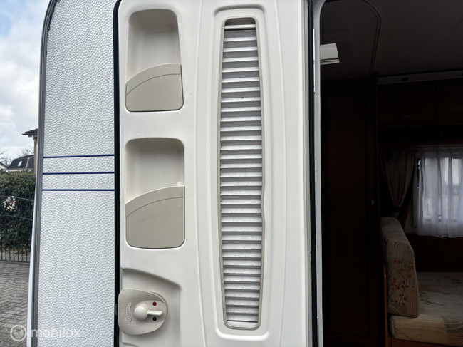 Hobby 500 KMFE STAPELBED treinzit vastbed voortent foto: 6