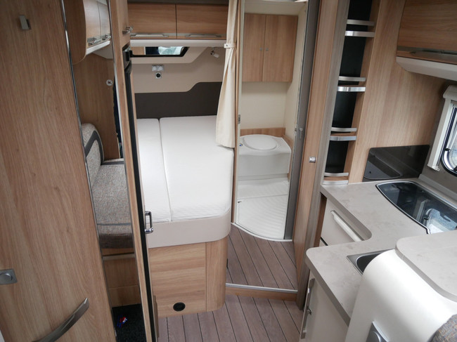 Knaus Sky TI 650 MF, Autom&aacute;tico, Cama francesa, Elevador de bicicletas foto: 15