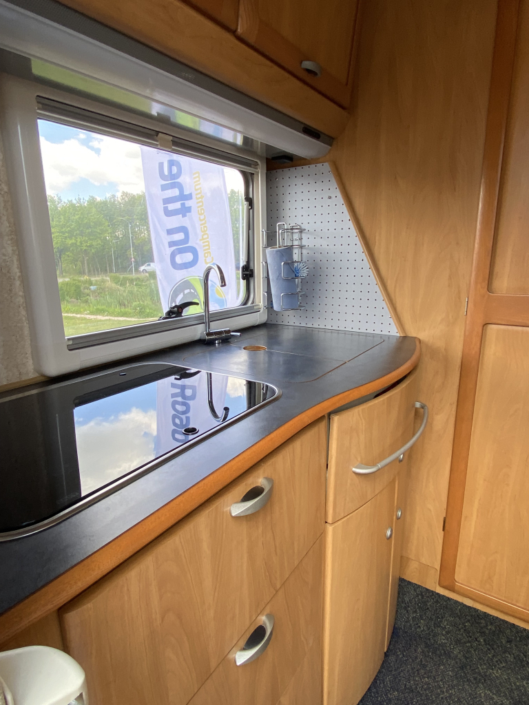 Hymer B 584 2.8 JTD 128 Pk Integraal, Hef-bed voor, Lange-bank, 3 Draaistoelen, Eindkeuken etc. Bj. 2002. B 584 Marum foto: 21