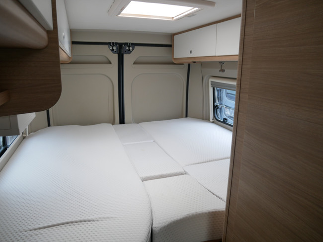 Roadcar (Pössl) R640, 6.40 Meter Buscamper, Lengtebedden foto: 18
