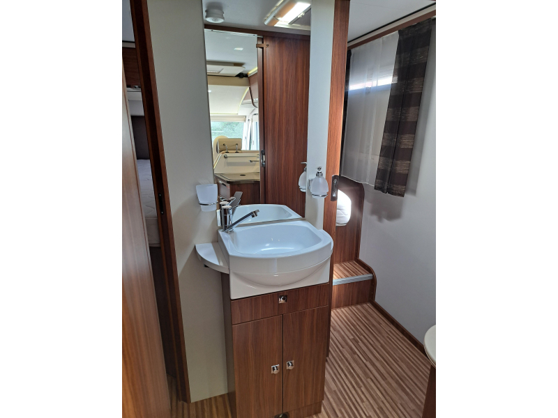 Adria Sonic Plus 700 SBC E & P Levelsysteem  foto: 10