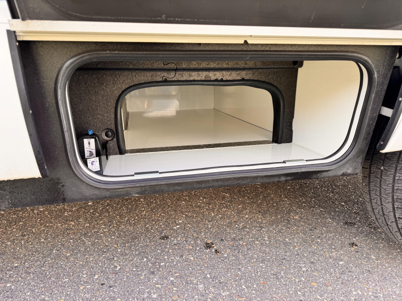 Hymer B-MC T 680 single beds pull-down bed photo: 10