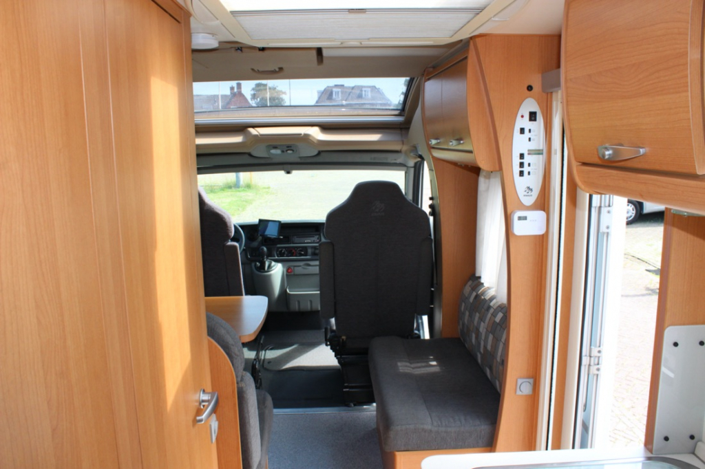 Knaus Sun Ti 700 Meg, Cama transversal, Garaje, Asientos delanteros giratorios, Media dinette, banco de asientos. A&ntilde;o 2008 Marum (Groningen) foto: 10
