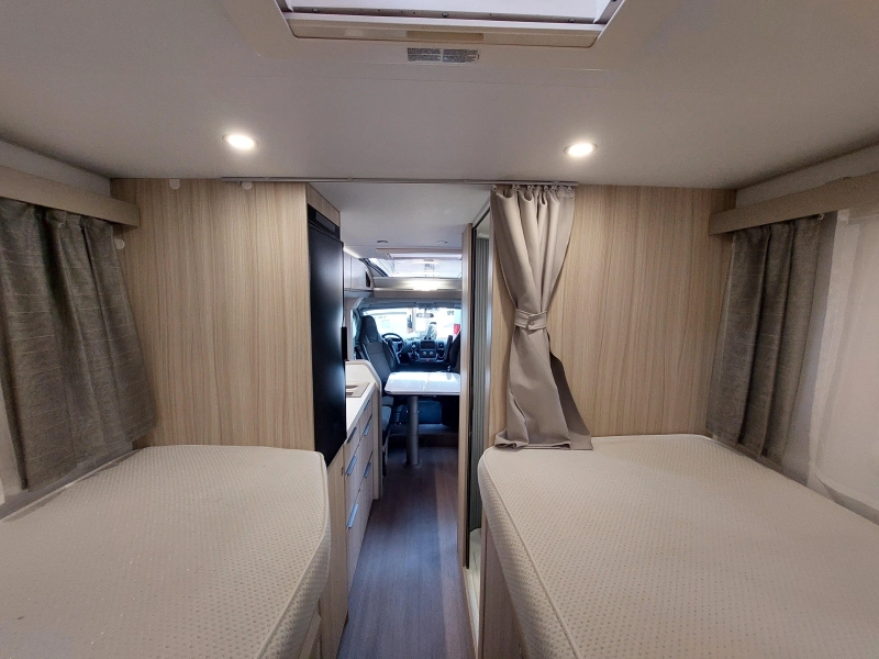 Adria Compact DL L&auml;ngsbetten face2face Foto: 15