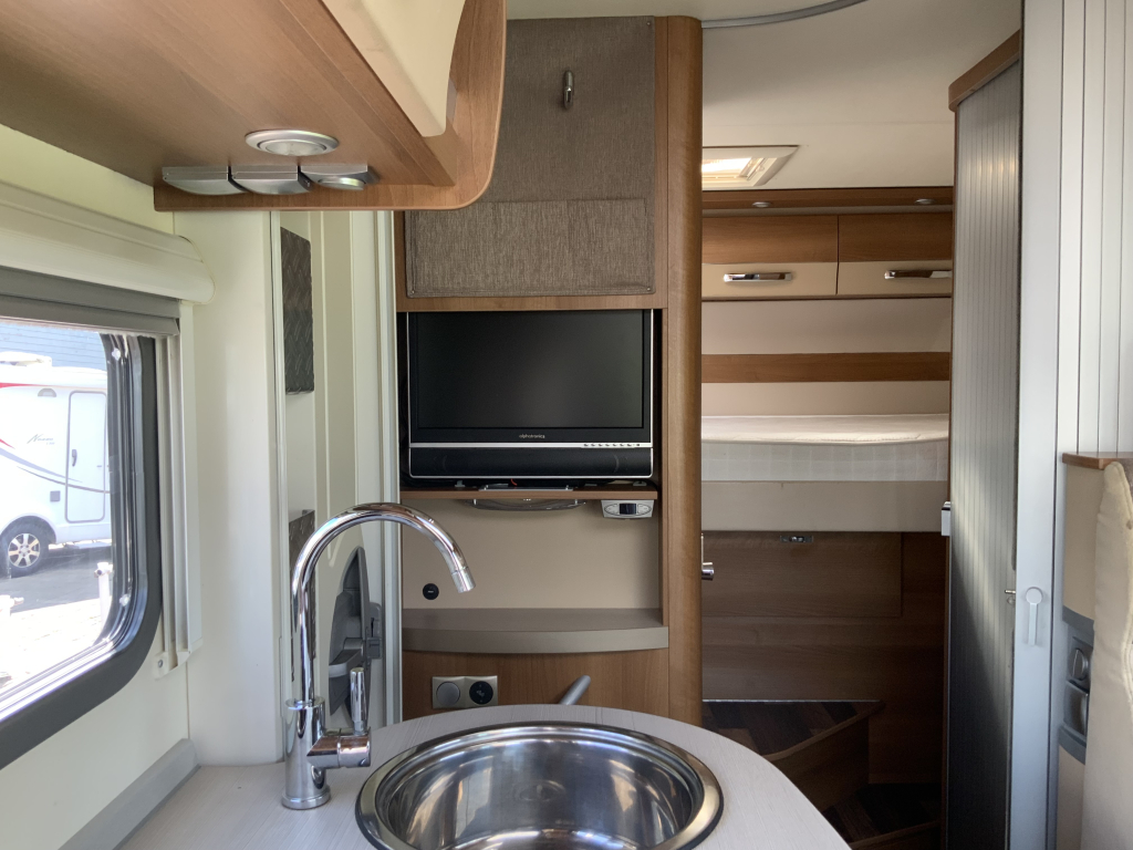 Knaus Van Ti 600 2.3 130 PK Half-integraal, Dwars-bed, Halve- treinzit, Draaistoelen, etc. Bj 2013 Camper centrum on the road Marum foto: 12