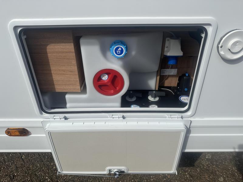 Weinsberg CaraSuite 700 ME Ensuite bad zonder hefbed  foto: 16