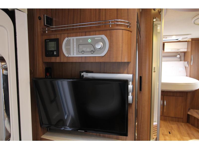 Hymer BML-I Queen bed + fold-down bed photo: 15