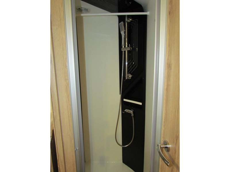 Eura Mobil Profila RS 695 EB Mondial, cama longitudinal y elevable foto: 9