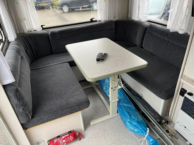 Knaus Sport 2404 | Auvent | Mover semi-automatique | Lit fixe | Dinette (coin salon rond) | Chauffage | Toilette &agrave; cassette | Galerie de toit/&eacute;chelle photo: 7