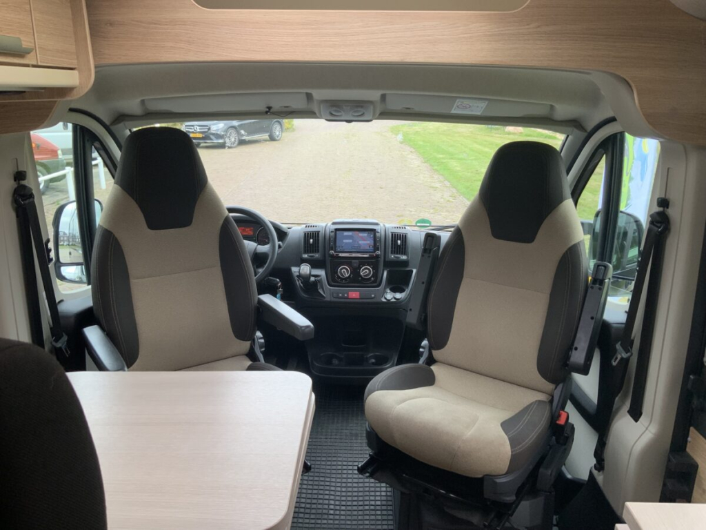 Knaus Boxstar Buscamper AUTOMAAT Dwars-bed, Motor-airco, Draaistoelen, Fietsendrager Busbiker, Bj.2017 Camper centrum on the road Marum foto: 7