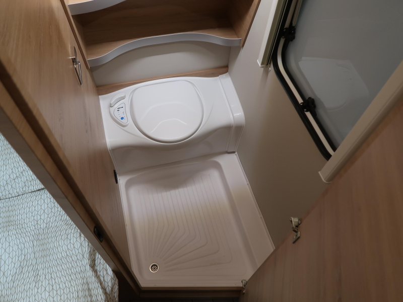 Knaus Sudwind Black Selection 500 FU RUNDSITZGRUPPE FRANZ&Ouml;SISCHES BETT Foto: 6