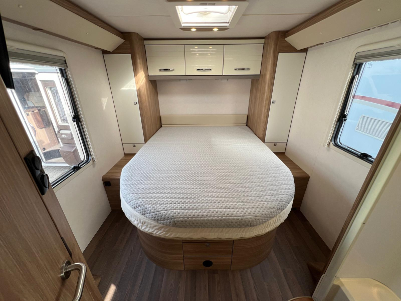 Bürstner Aviano I 727 queensbed hefbed 150PK  foto: 2