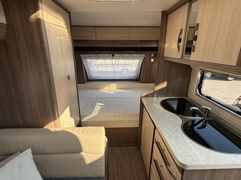 Hobby De luxe Easy 400 SF transverse bed train seat toilet photo: 2