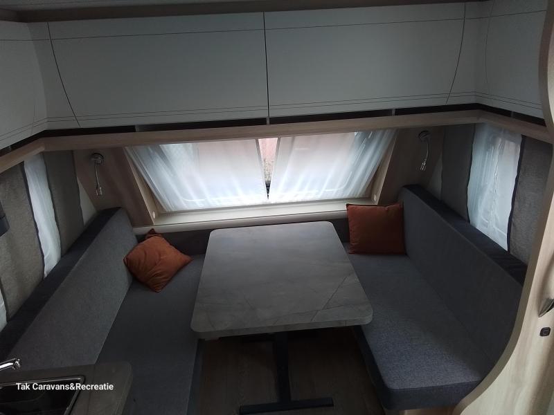 Hobby De Luxe 495 WFB met aparte douche en wc 