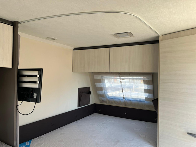 Caravelair Antares 476 Family Bunk bed | Bicycle rack | Awning | TV | French bed | Train seat | Screen photo: 8