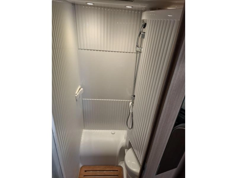 Hymer Carado 600 160PK Dwarsbed Topindelin  foto: 12