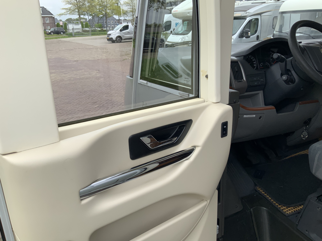 Hymer B 504 SL Integral, Equipado con cama individual trasera y cama abatible delantera, aire acondicionado de motor, chasis Alko, etc., A&ntilde;o 2009 Camper centrum on the road foto: 16