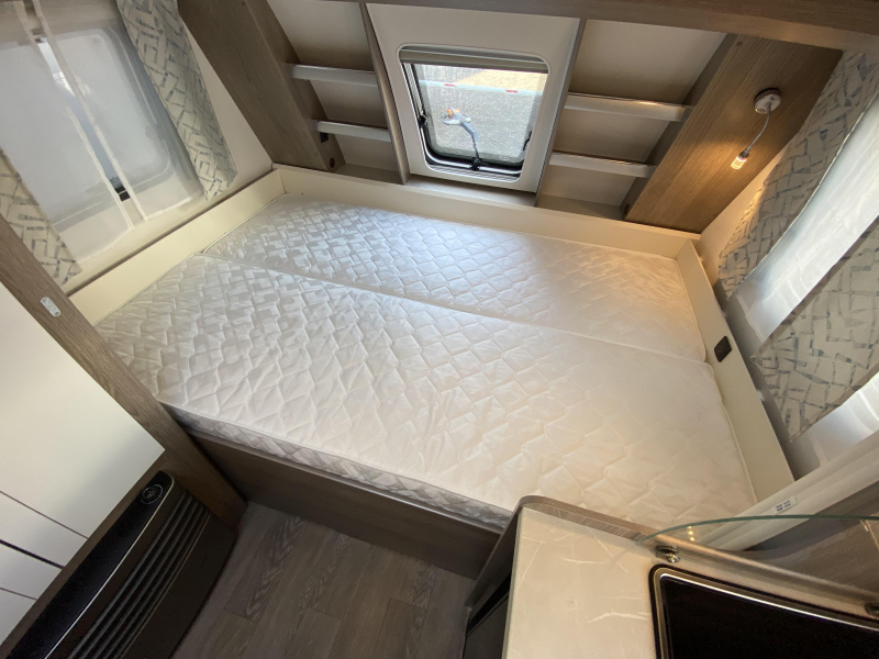 Hobby On Tour 390 SF Train seat, transverse bed photo: 19