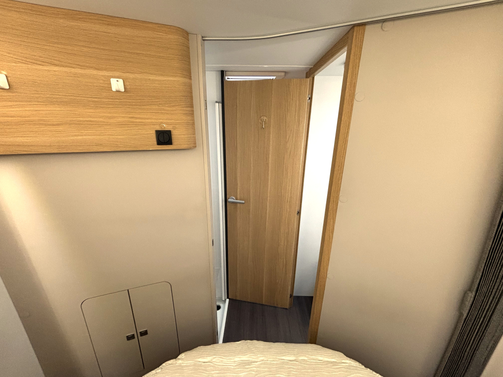 Adria Matrix 650 DC QUEENSBED + HEFBED + FACE TO FACE 2023 foto: 3