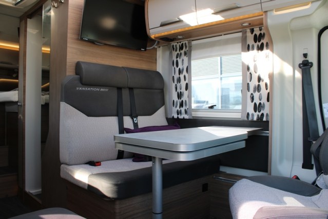 Young Knaus VanSation 650 Peugeot 2.2 l/ 165 hp with only 7,873 km single beds (45 photo: 28