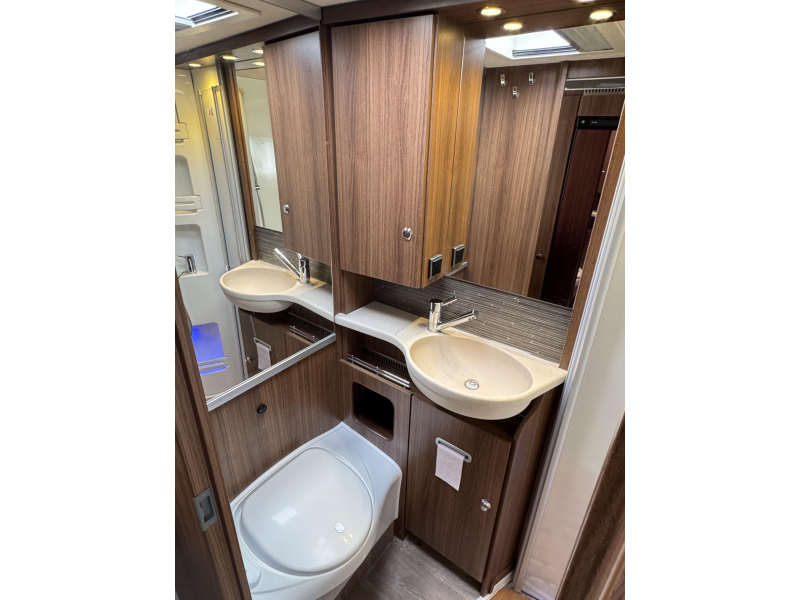 Hymer ML-T 580 - B&eacute;quilles hydrauliques - photo : 13