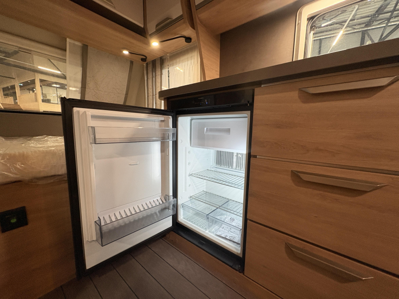 Knaus Sudwind 420 QD lit transversal / d&icirc;nette photo : 10