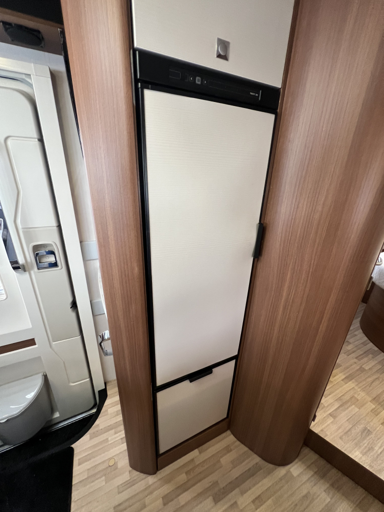 LMC EXPLORER SPORTLINE 745 QUEENSBED+HEFBED 2X ZONNEPANEEL foto: 7